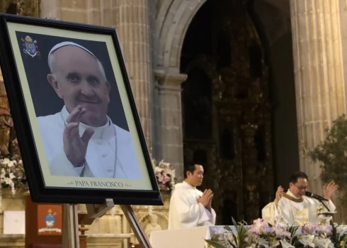 Pāvesta Franciska zārku līdz ceturtdienai apmeklējuši 128 000 sērotāju.