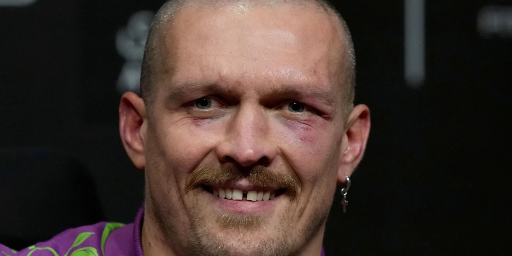 Oleksandrs Usiks (dzimis 1987. gada 17. janvārī Simferopolē, Ukrainā) ir ukraiņu bokseris, bijušais pasaules čempions svara kategorijā līdz 90,7 kilogramiem WBO, WBC, WBA un IBF versijās, 2012. gada vasaras olimpisko spēļu čempions boksā (svara kategorijā līdz 91 kilogramam),2011. gada pasaules čempions (līdz 91 kilogramam) un 2008. gada Eiropas čempions (līdz 81 kilogramam).