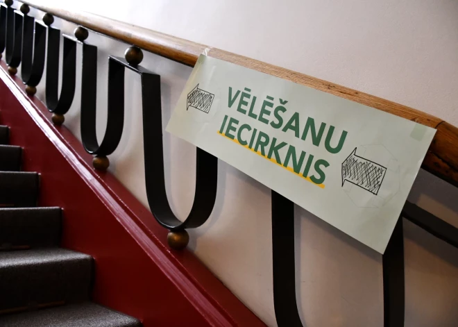 Vēlētājs no Rīgas mēģina izmantot ārvalstīs paredzēto pasta balsošanu