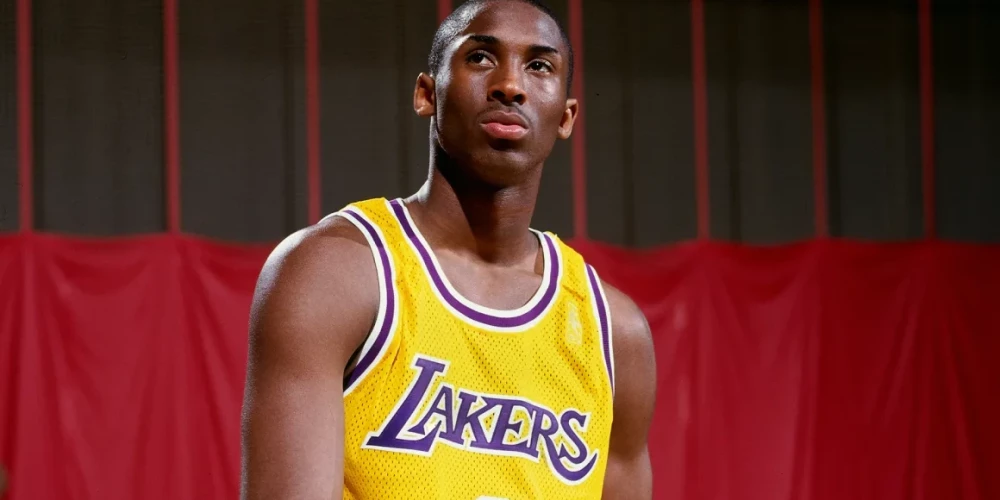 Kobe Braients savā NBA debijas kreklā.