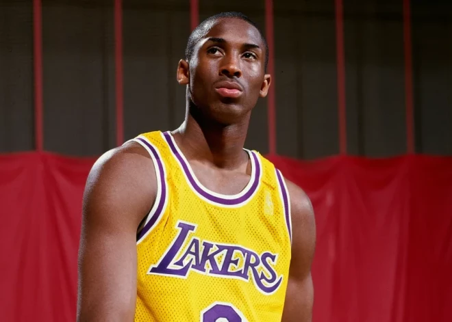 Ceturtais dārgākais vēsturē. Par vairākiem miljoniem izsola Kobes Braienta debijas kreklu