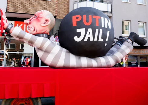 Карнавальная платформа с изображением президента России Владимира Путина во время праздничного шествия "Розовый понедельник" в Дюссельдорфе, Германия, 3 марта 2025 года.