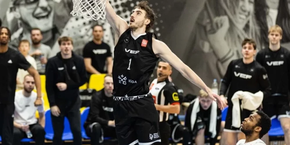 "VEF Rīga" basketbolisti pusfināla pirmajā spēlē uzvar valmieriešus.