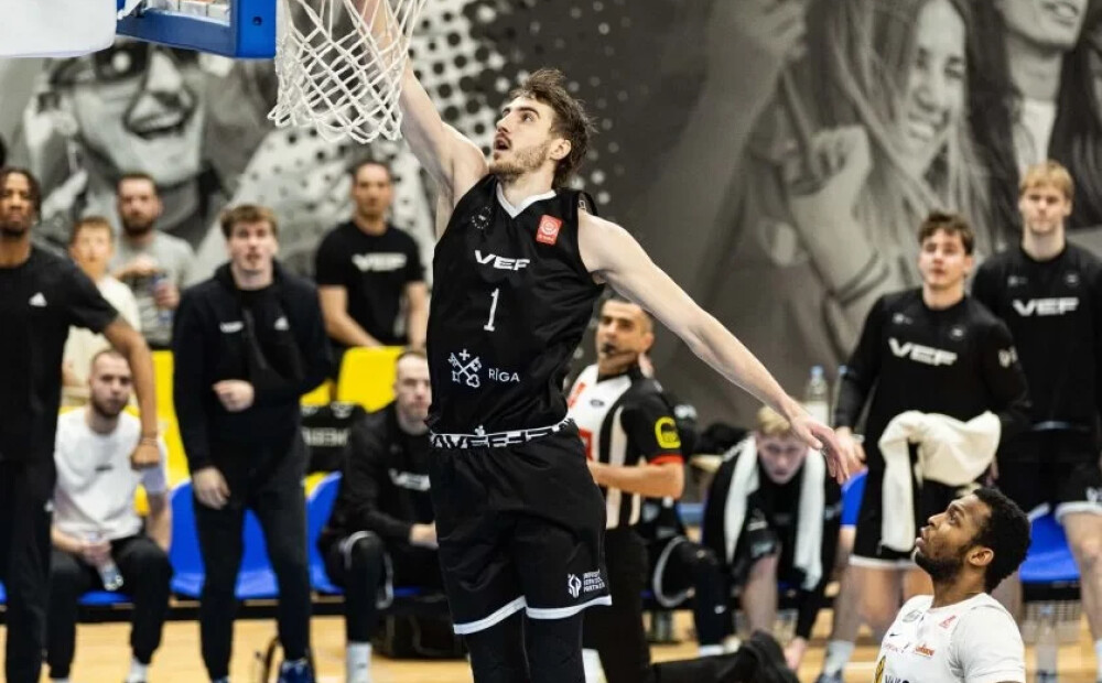 "VEF Rīga" basketbolisti pusfināla pirmajā spēlē uzvar valmieriešus