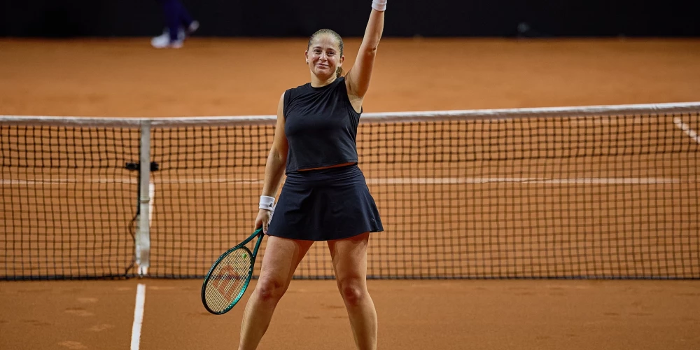 Latvijas tenisiste Aļona Ostapenko duetā ar taivānieti Suveju Sje piektdien izcīnīja uzvaru Madrides "WTA 1000" turnīra dubultspēļu pirmajā kārtā.