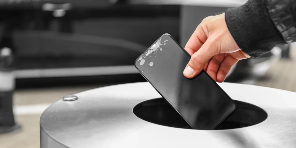 Izmest savu laiku nokalpojušu mobilo telefonu parastajā gružkastē var būt bīstami.