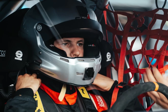 Bruno rallijkrosa Bauskas posmā nedēļu pirms dienesta pieļāva tehnisku kļūdu, grūstoties līkumā ar sāncenšiem, un apmeta vairākus kūleņus.