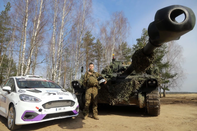Tāda fotosesija Latvijas armijas vēsturē vēl nebija sarīkota – uz Ādažu poligonu atvests rallija auto. Pašam Bruno Blumbergam tas bija pārsteigums.