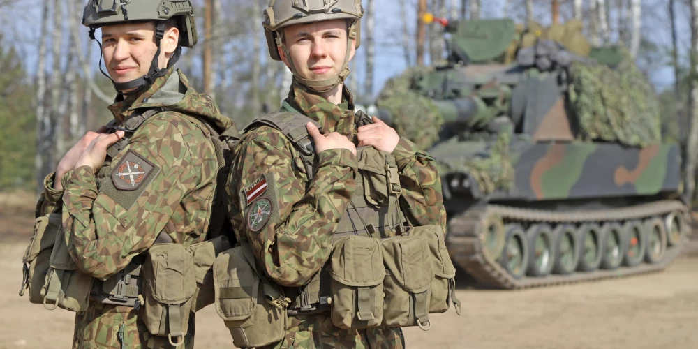 Tāda fotosesija Latvijas armijas vēsturē vēl nebija sarīkota – uz Ādažu poligonu atvests rallija auto. Pašam Bruno Blumbergam tas bija pārsteigums. 