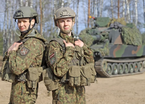 Tāda fotosesija Latvijas armijas vēsturē vēl nebija sarīkota – uz Ādažu poligonu atvests rallija auto. Pašam Bruno Blumbergam tas bija pārsteigums. 