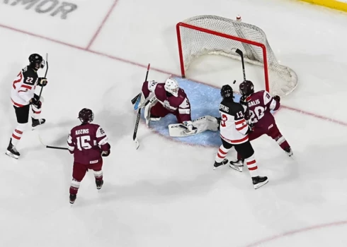 Latvijas jaunie hokejisti cieta zaudējumu pasaules čempionāta otrajā spēlē ar Kanādas valstsvienību.