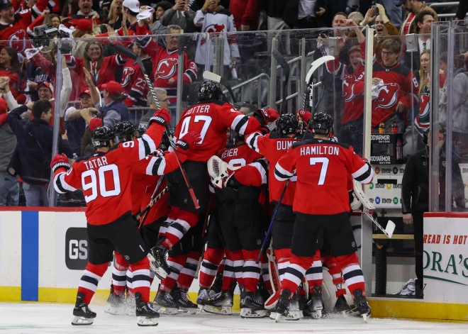 "Devils" svin uzvaru otrajā pagarinājumā; pirmie panākumi sērijā arī "Oilers" un "Canadiens"