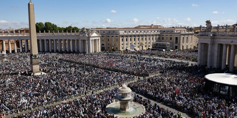 epa12056353 The funeral Mass of Pope Francis in Saint Peter's Square in Vatican City, 26 April 2025.  Pope Francis passed away on Easter Monday, 21 April 2025, at the age of 88.  EPA/FABIO FRUSTACI