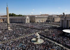 epa12056353 The funeral Mass of Pope Francis in Saint Peter's Square in Vatican City, 26 April 2025.  Pope Francis passed away on Easter Monday, 21 April 2025, at the age of 88.  EPA/FABIO FRUSTACI