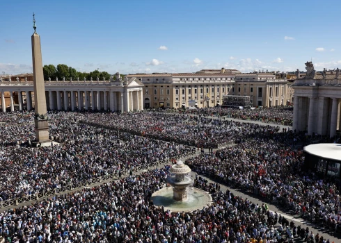 epa12056353 The funeral Mass of Pope Francis in Saint Peter's Square in Vatican City, 26 April 2025.  Pope Francis passed away on Easter Monday, 21 April 2025, at the age of 88.  EPA/FABIO FRUSTACI