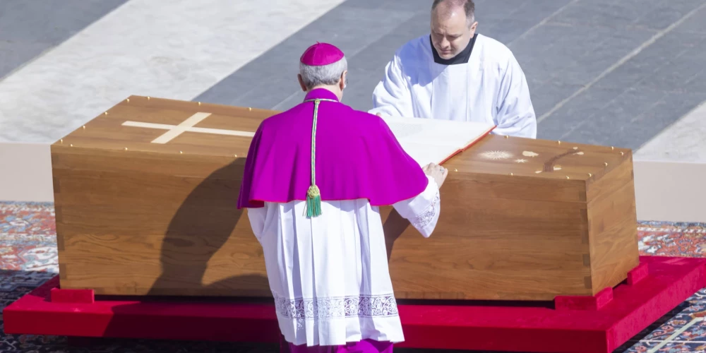 Pāvests Francisks guldīts zemes klēpī.