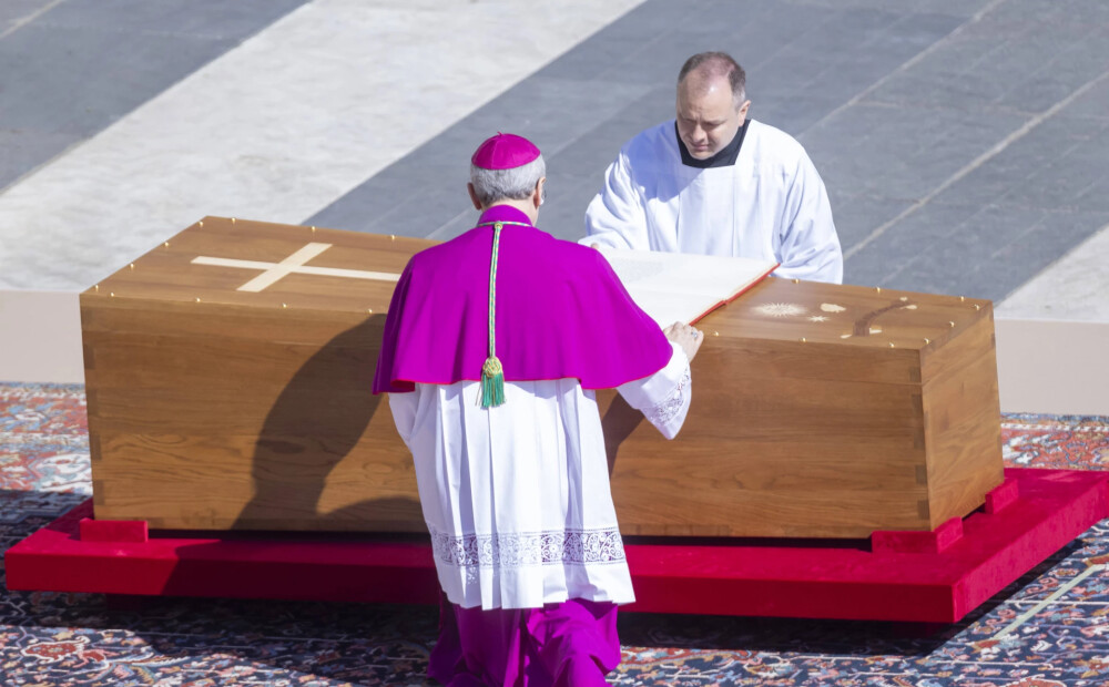 FOTO: pāvests Francisks guldīts zemes klēpī. Kāda ir tālākā lietu kārtība?