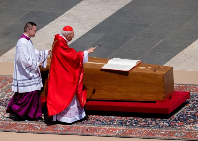 Pāvests Francisks gultīts zemes klēpī.