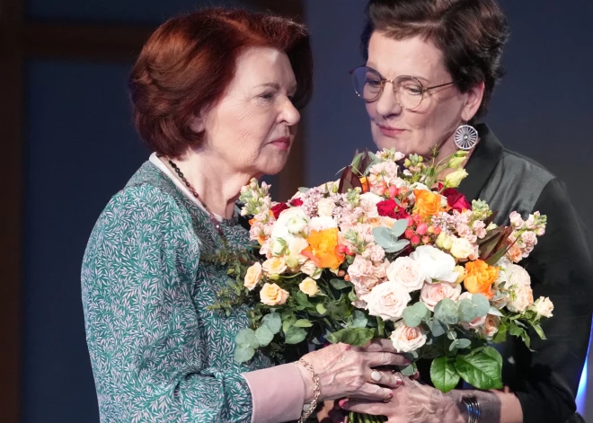 Literatūrzinātniece Ausma Cimdiņa (no labās) un Latvijas Literatūras gada balvas speciālbalvas ieguvēja - Valsts eksprezidente Vaira Vīķe-Freiberga par monogrāfiju angļu valodā "The logic of poetry. Structure and poetics of the Latvian Dainas" Latvijas Literatūras gada balvas nominantu apbalvošanā.