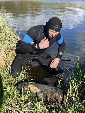 Aviācijas bumbu ezerā atrada Almants Kalniņš, veicot ezera gultnes attīrīšanu.