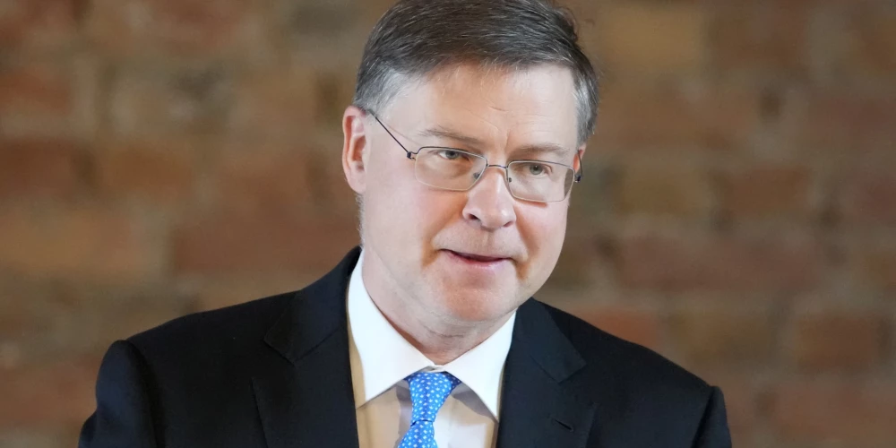Dombrovskis norādīja, ka ES turpinās nodrošināt atbalstu Ukrainai cīņā pret Krievijas agresiju līdz tiks panākts taisnīgs un ilgstošs miers.