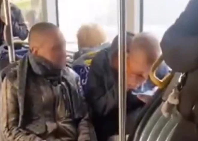 Шокирующее видео: в Риге в автобусе принимают наркотики прямо на глазах пассажиров?