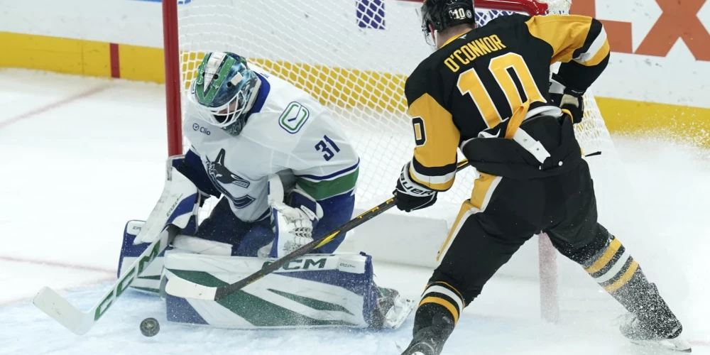 "Canucks" mājās ar 5:0 (1:0, 2:0, 2:0) uzveica Tūsonas "Roadrunners" un sērijā līdz divām uzvarām panāca 2-1.
