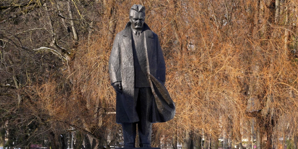 Piemineklis rakstniekam Andrejam Upītim Kronvalda parkā.
