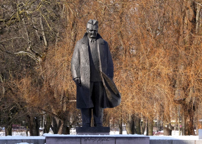 Rakstnieka Upīša pieminekli tomēr nepārzāģēs