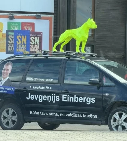 “Latvijas attīstībai” biedrs Jevgeņijs Einbergs visu Latviju pārsteidzis, apkārt braukājot ar auto, uz kura rakstīts, ka viņš grib būt suns, nevis valdības kucēns.
