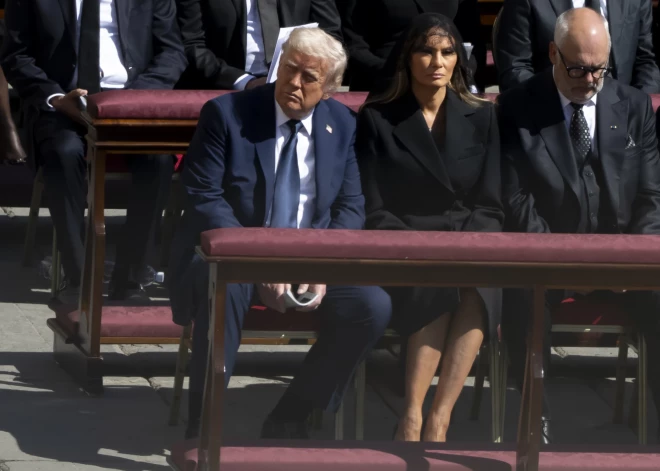 Trampam un citiem līderiem pārmet "necieņu" pāvesta bērēs