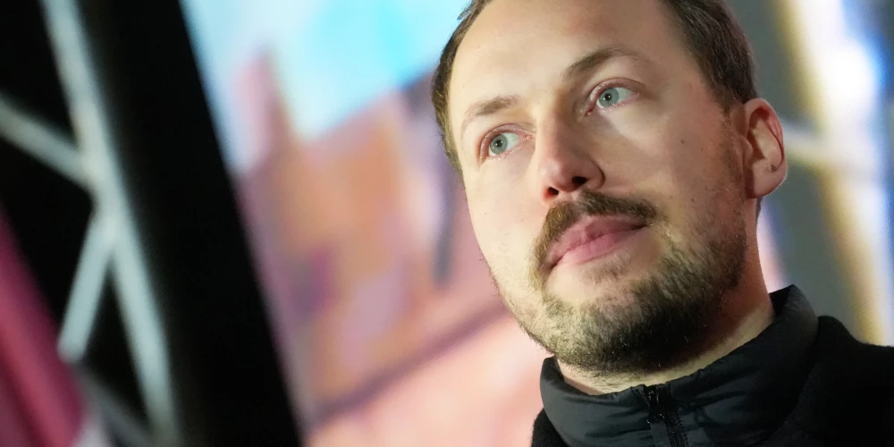 Gints Zilbalodis animācijas filmas "Straume" komandas sagaidīšanas pasākumā pie Brīvības pieminekļa.