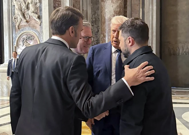 "Tev šeit nevajadzētu būt!" Lūpu lasīšanas eksperte atklāj, par ko Vatikānā sačukstējās Zelenskis, Tramps un Makrons