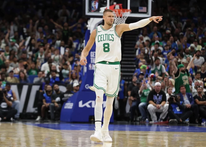 Porziņģis, spītējot piezīmju nastai, gūst 19 punktus "Celtics" trešajā uzvarā pret "Magic"