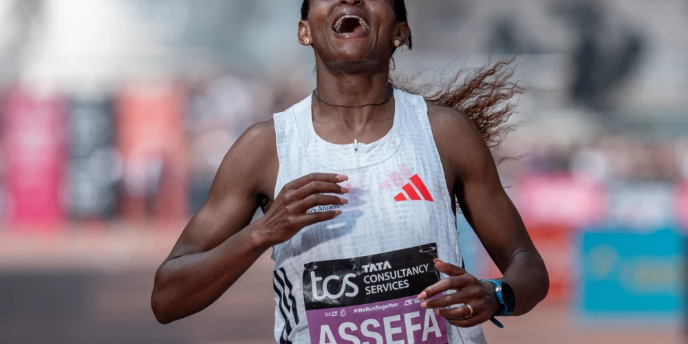 Etiopijas garo distanču skrējēja Tigsita Asefa pasaules rekordu maratona kategorijā, kurā trasē sacenšas tikai sievietes, labojusi par 26 sekundēm.