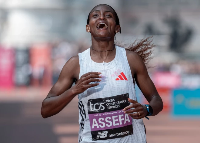 Etiopijas skrējēja Tigsita Asefa labo pasaules rekordu interesantā maratona kategorijā
