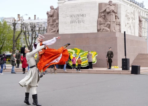 Dejotāji laukumā pie Brīvības pieminekļa, kur notiek tradicionālā "Ziedu Latvijas" veidošana. Foto no arhīva.