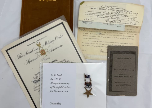 Dokumenti un medaļa, kas piederēja uz "Titānika" bojāgājušam pasažierim izliktas izsolē "Henry Aldridge & Son" izsoļu namā.