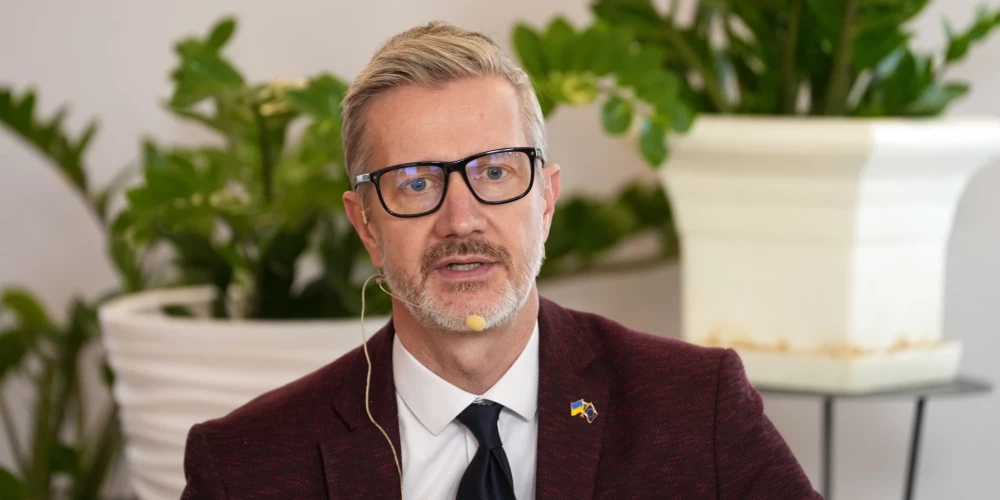 "Tiek radīti apstākļi, ka uzņēmējiem, kuru darbības rezultātā rodas valsts budžeta ieņēmumi, situācija darba tirgū kļūst nelabvēlīga salīdzinājumā ar valsts iestādēm, kas šos radītos ieņēmumus tērē," norāda Endziņš. 