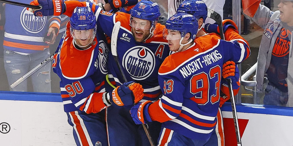 Edmontonas "Oilers" hokejisti priecājas par panākumu.