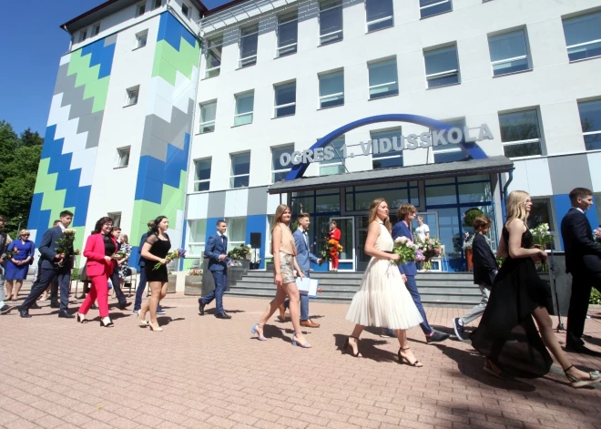 No meijām un gājieniem līdz svētkiem tiešsaistē – kādas ir Latvijas skolu izlaidumu tradīcijas?