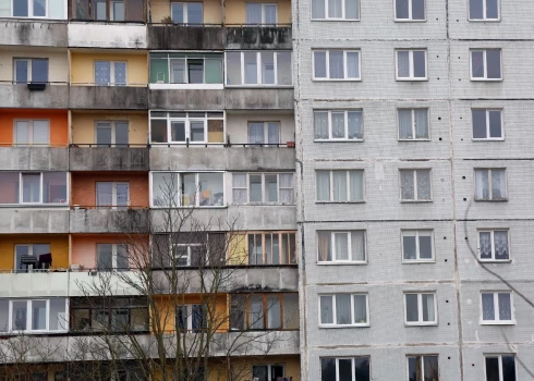 Imantā garnadži pa balkonu iekļūst dzīvoklī.