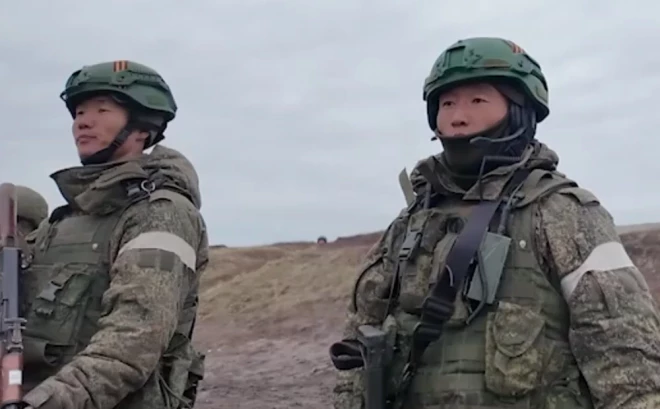 Ziemeļkorejas karavīri poligonā Krievijā piedalās apmācībās.