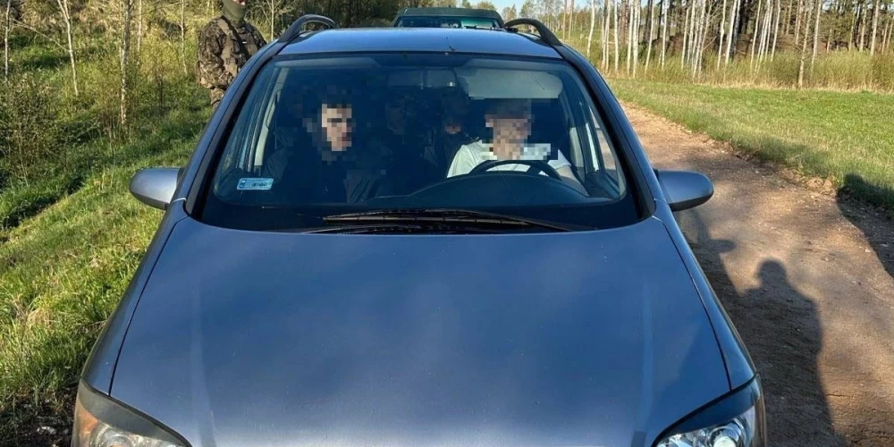 Pārbaudot automašīnu, konstatēts, ka to vadīja trešās valsts pilsonis, bet automašīnas salonā atradās deviņas aziātiskas izcelsmes personas bez derīgiem ceļošanas dokumentiem un derīgām vīzām un uzturēšanās atļaujām.