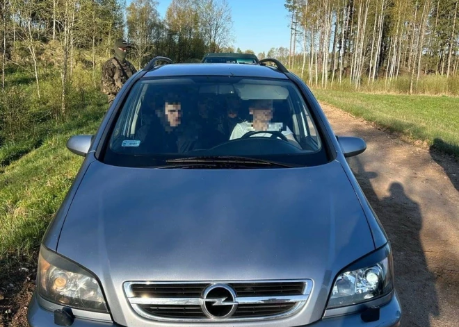 Aizturēts kārtējais nelikumīgi valsts robežu šķērsojušu personu pārvadātājs