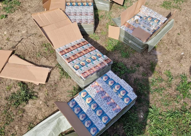 FOTO: par nelikumīgu cigarešu pārvadāšanu divos vilcienos apcietināti četri Krievijas pilsoņi