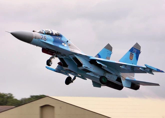 Ukraina dronu uzbrukuma laikā zaudējusi iznīcinātāju Su-27; pilotam izdevies izglābties