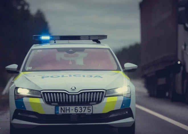 Aizputē pārgalvīgs šoferis notriecis gājēju - viņas izcelšanai no auto apakšas piesaistīti glābēji