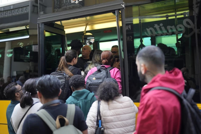 Cilvēki mēģina iekāpt pārpildītā autobusā pēc tam, kad Lisabonā, Portugālē, pirmdien, 2025. gada 28. aprīlī, elektroapgādes traucējumu dēļ tika apturēta metro satiksme.