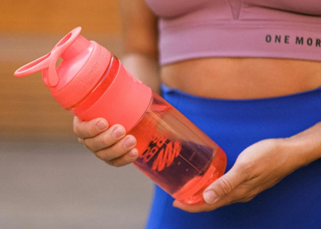 Jauns pētījums atklāj šokējošu ainu: kas patiesībā slēpjas daudzkārt lietojamās pudelēs